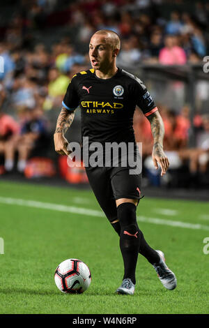 Hong Kong, Hong Kong SAR, China. 24. Juli, 2019. Kitchee FC vs Manchester City Football Club vor der Saison freundlich in Hong Kong Stadium, Causeway Bay. Man beat einheimischen Kitchee FC 6-1 mit Zielen von D. Silva, L. San, R. Sterling, N.Z. Touaizi und I.P. La Rosa. Angelino in Aktion Quelle: HKPhotoNews/Alamy leben Nachrichten Stockfoto