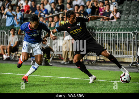 Hong Kong, Hong Kong SAR, China. 24. Juli, 2019. Kitchee FC vs Manchester City Football Club vor der Saison freundlich in Hong Kong Stadium, Causeway Bay. Man beat einheimischen Kitchee FC 6-1 mit Zielen von D. Silva, L. San, R. Sterling, N.Z. Touaizi und I.P. La Rosa. Leroy Sane (R) hält den Ball weg von Kitchees Tong Kin Mann Quelle: HKPhotoNews/Alamy leben Nachrichten Stockfoto