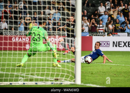 Hong Kong, Hong Kong SAR, China. 24. Juli, 2019. Kitchee FC vs Manchester City Football Club vor der Saison freundlich in Hong Kong Stadium, Causeway Bay. Man beat einheimischen Kitchee FC 6-1 mit Zielen von D. Silva, L. San, R. Sterling, N.Z. Touaizi und I.P. La Rosa. Bernardo Silva tritt hinter dem Kitchee Torwart, Guo Jianqiao. Foto Isaac Lawrence. Credit: HKPhotoNews/Alamy leben Nachrichten Stockfoto