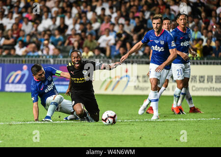 Hong Kong, Hong Kong SAR, China. 24. Juli, 2019. Kitchee FC vs Manchester City Football Club vor der Saison freundlich in Hong Kong Stadium, Causeway Bay. Man beat einheimischen Kitchee FC 6-1 mit Zielen von D. Silva, L. San, R. Sterling, N.Z. Touaizi und I.P. La Rosa. Raheem Sterling (R) in Aktion gegen Huang Yang von Kitchee. Photo Credit: HKPhotoNews Isaak Lawrence/Alamy leben Nachrichten Stockfoto