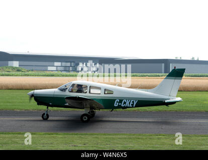 Piper PA -28-161 Cherokee Krieger II Wellesbourne Airfield, Warwickshire, Großbritannien (G-CKEY) Stockfoto