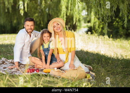 Glückliche Familie mit Picknick in der Natur, Platz kopieren Stockfoto