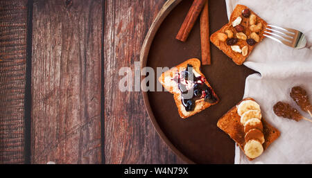 Lecker verschiedene Arten von Toast für ein leckeres Frühstück mit Zimt und Zucker braun auf Holz- Hintergrund. Stockfoto