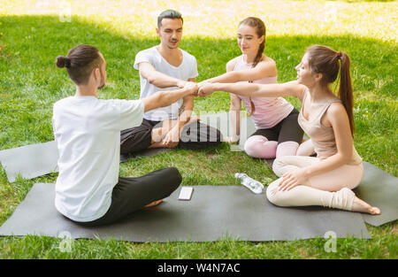 Gruppe von Fit glückliche Menschen Faust stoßen, Erfolg feiern. Stockfoto