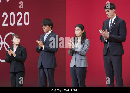 Tokio, Japan. 24. Juli, 2019. (L und R) Olympiasieger Hiromi Miyake, Takuya Haneda, Homare Sawa und NBA Basketball player Yuta Watanabe, nehmen an der ' ' ein Jahr zu gehen'' Zeremonie für die Olympischen Spiele 2020 in Tokio. Veranstalter stellte die Olympische Medaille Design für die Tokyo 2020. Die Spiele werden am 24. Juli 2020 zu öffnen. Credit: Rodrigo Reyes Marin/ZUMA Draht/Alamy leben Nachrichten Stockfoto