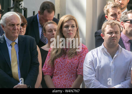 London, Großbritannien. 24. Juli, 2019. Sir Edward Lister sein Stabschef (Links) und Freundin Carie Symonds (c) als neuer Premierminister Boris Johnson seine erste Rede als Premierminister in Downing Street. Credit: Amer ghazzal/Alamy leben Nachrichten Stockfoto