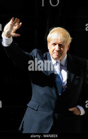 London, Großbritannien. 24. Juli, 2019. Neuer Premierminister Boris Johnson steht vor der Tür von Downing Street 10. Credit: Amer ghazzal/Alamy leben Nachrichten Stockfoto