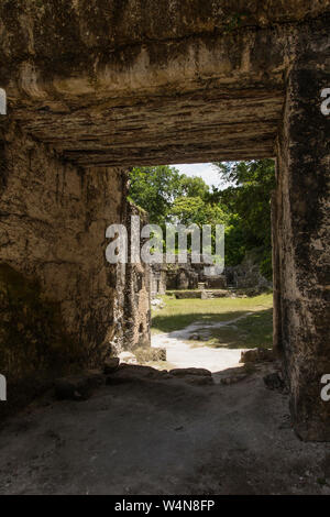 Guatemala, Eingang in die Ruinen eines Palastes in der Gruppe G der archäologischen Stätte der präkolumbischen Maya Kultur in Tikal Nationalpark, UNESCO-Weltkulturerbe. Stockfoto