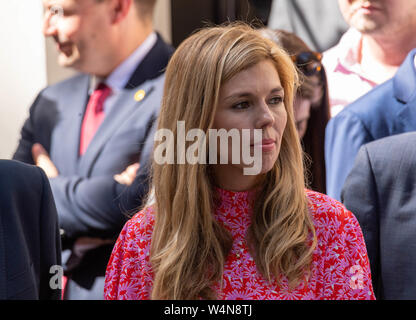 London, Großbritannien. 24. Juli 2019, Boris Johnson kommt an 10 Downing Street, London, UK. Nach als Premierminister von der Königin Carrie Symonds bestätigt werden, seine grifriend wartet auf seine Ankunft Credit Ian Davidson/Alamy leben Nachrichten Stockfoto
