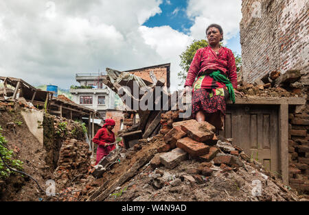 Frauen auf dem Aufstellungsort einer eingestürzten Haus in Sankhu nach einem Erdbeben in Nepal. Stockfoto