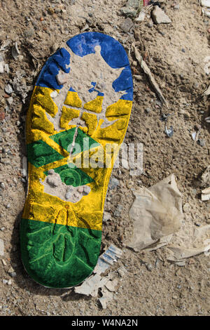 Die Flagge von Saint Vincent und die Grenadinen ist in der Sohle eines alten Boot dargestellt. Ökologie Konzept mit Umweltverschmutzung aus Haushalts- und i Stockfoto