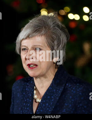 (190724) - Peking, 24. Juli 2019 (Xinhua) - Datei Foto am Dez. 12, 2018 zeigt der britische Premierminister Theresa May, eine Aussage zu treffen, nachdem er die Vertrauensfrage außerhalb 10 Downing Street in London, Großbritannien. Neu gewählte konservative Parteichef Boris Johnson Amtsantritt als der britische Premierminister am Mittwoch angesichts der steigenden Unsicherheiten von Brexit. Die neueste Entwicklung kam nach Theresa können offiziell zurueckgetreten, wie die Führer des Landes und Johnson von der Königin eingeladen wurde, die Regierung zu bilden. (Xinhua / Han Yan) Stockfoto