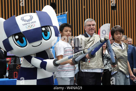 Tokio, Japan. 24. Juli, 2019. Internationalen Olympischen Komitee (IOC) Präsident Thomas Bach (2. R) Posen für Fotos mit japanischen Junior High School Studenten und Miraitowa (1 l), das Maskottchen der Olympischen Spiele in Tokio 2020, die während der Tokyo 2020 Lassen Sie uns 55 (Go! Go!) Ereignis ein Jahr, feiert ab dem Beginn der Olympischen Spiele in Tokio 2020 Tokio, Japan, 24. Juli 2019. Quelle: Pool/Koji Sasahara/Xinhua/Alamy leben Nachrichten Stockfoto