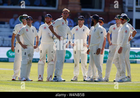 London, Großbritannien. 24. Juli, 2019. LONDON, ENGLAND. Juli 24: Stuart Breite von England und Teamkollegen für die Entscheidung über die Lbw auf Paul Stirling von Irland während Internationale Test Match Serie Tag man zwischen England und Irland warten an Cricket Ground des Herrn am 24. Juli 2019 in London, England. Credit: Aktion Foto Sport/Alamy leben Nachrichten Stockfoto