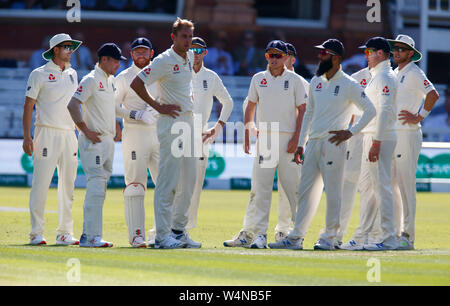 London, Großbritannien. 24. Juli, 2019. LONDON, ENGLAND. Juli 24: Stuart Breite von England und Teamkollegen für die Entscheidung über die Lbw auf Paul Stirling von Irland während Internationale Test Match Serie Tag man zwischen England und Irland warten an Cricket Ground des Herrn am 24. Juli 2019 in London, England. Credit: Aktion Foto Sport/Alamy leben Nachrichten Stockfoto