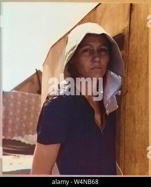 Portrait Foto einer jungen wandernden Mutter aus Texas vor ihr Auto Camp in Edison, Kern County, Kalifornien, 1940. Hinweis: Das Bild hat digital über ein modernes Prozess eingefärbt worden. Farben möglicherweise nicht sein - genau. Mit freundlicher Genehmigung der nationalen Archive. () Stockfoto