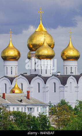 Kathedrale goldenen Kuppeln, mit grünen Bäumen und graue Wolken Hintergrund, Jaroslawl, Russland Stockfoto