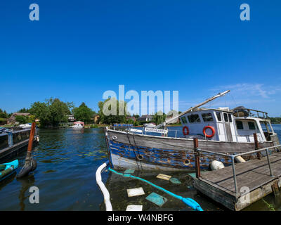 Ruine des Alten, fotogen Boot, Egham, Surrey, England, UK, GB. Stockfoto