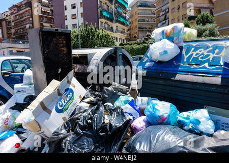 Müllberge auf den Straßen wegen voller Mülltonnen, vor Wohngebäuden. Unhöflichkeit, Unhöflichkeit und Schmutz. Rom, Italien, Europa, EU. Stockfoto