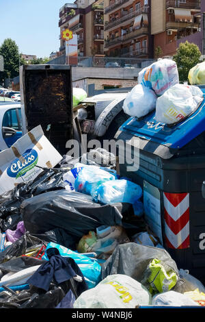 Müllberge auf den Straßen wegen voller Mülltonnen, vor Wohngebäuden. Unhöflichkeit, Unhöflichkeit und Schmutz. Rom, Italien, Europa, EU. Stockfoto