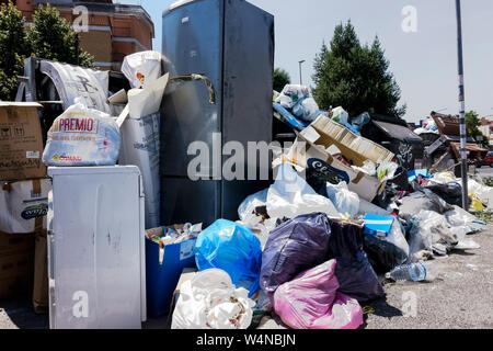 Müllberge auf den Straßen wegen voller Mülltonnen, vor Wohngebäuden. Unhöflichkeit, Unhöflichkeit und Schmutz. Rom, Italien, Europa, EU. Stockfoto