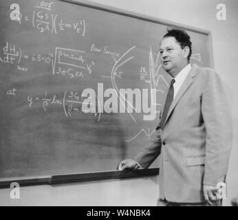 Portrait von Harvey Julian Allen, Direktor des NASA Ames Research Center, der für seine "stumpfen Körper Theorie", 31. Dezember 1957 bekannt. Mit freundlicher Genehmigung der Nationalen Luft- und Raumfahrtbehörde (NASA). () Stockfoto