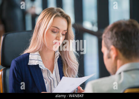 Langweilig Office Mitarbeiter Mitarbeiter, Business Manager Frauen trug ihre männlichen Partner nicht professionelles Arbeiten Stockfoto