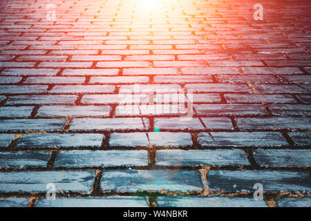 Fußweg aus Backstein oder Stein Laufsteg mit vorne Licht für weiter weg Konzept Stockfoto