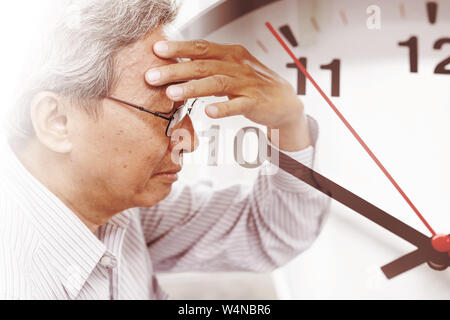 Ältere Mann verlieren Zeit, sein Gedächtnis von Amnesie. Gehirn Schlaganfall Tod clock countdown Konzept. Stockfoto