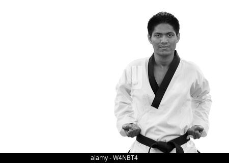 Black Belt Taekwondo Mann auf weißem Hintergrund mit Freistellungspfad isoliert Stockfoto