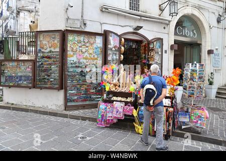 MONTE SANT ANGELO, ITALIEN - Juni 6, 2017: die Menschen kaufen Souvenirs in Monte Sant'Angelo, Italien. Das Heiligtum Stadt ist Teil des UNESCO-Weltkulturerbe: Stockfoto