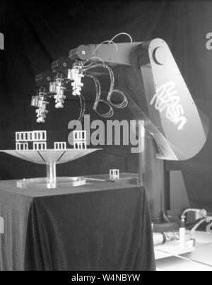 Puma Robotic Arm des Sensors für den Einsatz in der virtuellen Realität Entwicklung und Studien am NASA Ames Research Center, Mountain View, Kalifornien, April 2, 1990. Mit freundlicher Genehmigung der Nationalen Luft- und Raumfahrtbehörde (NASA). () Stockfoto