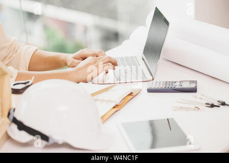 Professionelle Architektur Ingenieur Home Designer mit laptop computer Haus Plan zu entwerfen. CAD (Computer Aided Design)-Konzept. Stockfoto