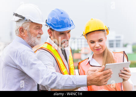 Gruppe von builder Ingenieur und Architektur mit neuer Technik, mit der Tablette für prüfen Building Design arbeiten zusammen Stockfoto