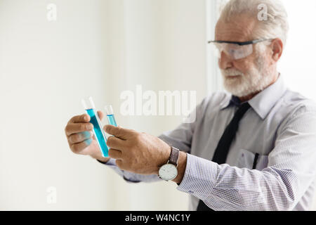 Senior Professional professor Wissenschaftler und chemische Rohr mit Unterschied medizinische Formel und vergleichen Sie die Ergebnisse in der Wissenschaft Forschung la Stockfoto