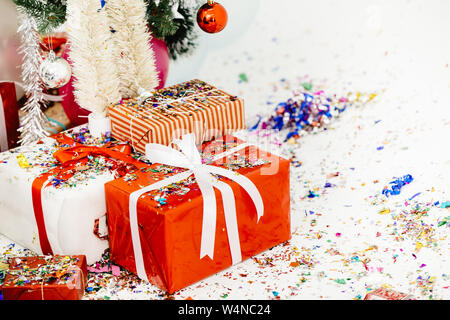 Geschenkbox mit Schleife oder in Weihnachten Neujahr Party Dekoration für Hintergrund Stockfoto