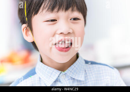 Junge verlorenen Zahn Font. Zähne bei Kindern oder zahnmedizinisches Problem fehlt Stockfoto