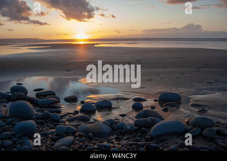 Sonnenuntergang auf der Steine bei Westward Ho! Strand Stockfoto