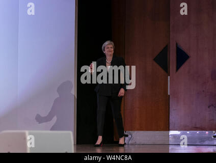 London, Großbritannien. 3. Okt, 2018. Datei Foto am Okt. 3, 2018 zeigt der britische Premierminister Theresa kann tanzen auf der Bühne eine Rede während der Konservativen Partei jährlichen Konferenz in Birmingham, Großbritannien 2018 zu geben. Neu gewählte konservative Parteichef Boris Johnson Amtsantritt als der britische Premierminister am Mittwoch angesichts der steigenden Unsicherheiten von Brexit. Die neueste Entwicklung kam nach Theresa können offiziell zurueckgetreten, wie die Führer des Landes und Johnson von der Königin eingeladen wurde, die Regierung zu bilden. Credit: Han Yan/Xinhua/Alamy leben Nachrichten Stockfoto