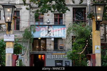 Berlin, Deutschland. 22. Juli, 2019. Der Eingang zum Clärchen's Ballhaus in der Auguststraße, ein Tanzlokal mit live Musik und Spiegelsaal, italienische und deutsche Küche sowie Tanzkurse. Foto: Jens Kalaene/dpa-Zentralbild/ZB/dpa/Alamy leben Nachrichten Stockfoto