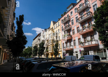Berlin, Deutschland. 23. Juli, 2019. Renovierte Häuser in Prenzlauer Berg. Foto: Jens Kalaene/dpa-Zentralbild/ZB/dpa/Alamy leben Nachrichten Stockfoto