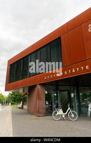 Die Bernauer Straße, Berlin, Deutschland - Juli 07, 2019: Fassade des Besucherzentrum Gedenkstätte Berliner Mauer Stockfoto