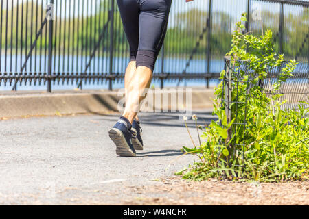 NEW YORK, USA - 15. Mai, 2019: Jogger entlang der Central Park in New York läuft. Der Central Park ist voll von aktiven Menschen das ganze Jahr über. Stockfoto