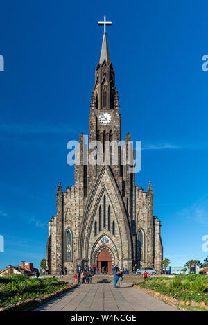 CANELA, RIO GRANDE DO SUL, Brasilien - 22. JUNI 2019: Touristen die Bilder vor der berühmten Kathedrale aus Stein von Canela. Stockfoto