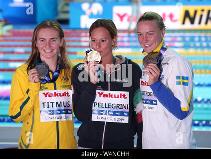 Gwangju, Südkorea. 24. Juli, 2019. Goldmedaillenträger Federica Pellegrini (C) von Italien, silbermedaillengewinner Ariarne Titmus von Australien (L) und Bronze medaillenträger Sarah Sjoestroem Schweden posieren für Fotos, die während der Verleihung der Frauen 200m Freistil Finale bei der Gwangju 2019 FINA Weltmeisterschaft in Gwangju, Südkorea, 24. Juli 2019. Credit: Wang Jingqiang/Xinhua/Alamy leben Nachrichten Stockfoto