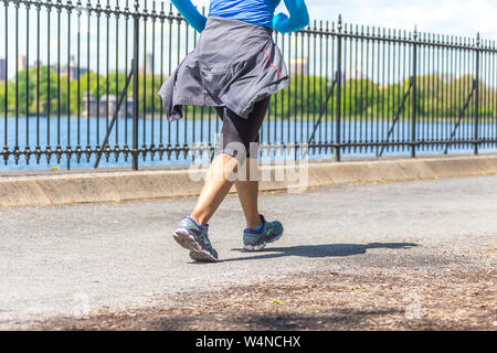 NEW YORK, USA - 15. Mai, 2019: Jogger entlang der Central Park in New York läuft. Der Central Park ist voll von aktiven Menschen das ganze Jahr über. Stockfoto