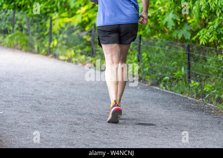 NEW YORK, USA - 15. Mai, 2019: Jogger entlang der Central Park in New York läuft. Der Central Park ist voll von aktiven Menschen das ganze Jahr über. Stockfoto