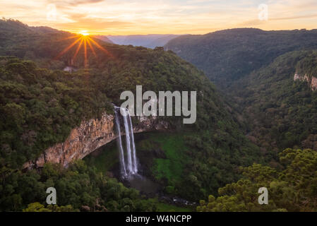 Sonnenuntergang aus der Sicht des Caracol Falls Park gesehen. Canela, Rio Grande do Sul, Brasilien. Stockfoto