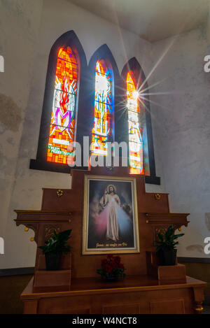 CANELA, RIO GRANDE DO SUL, Brasilien - Juni 21, 2019: Altar und Glasfenster in den berühmten Stein Kathedrale von Canela. Stockfoto