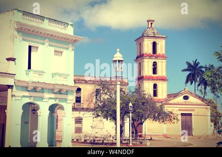 Remedios, Kuba - Hauptplatz Palmen und Kirche. Kreuz verarbeitet Farbton - retro style gefilterten Bild. Stockfoto